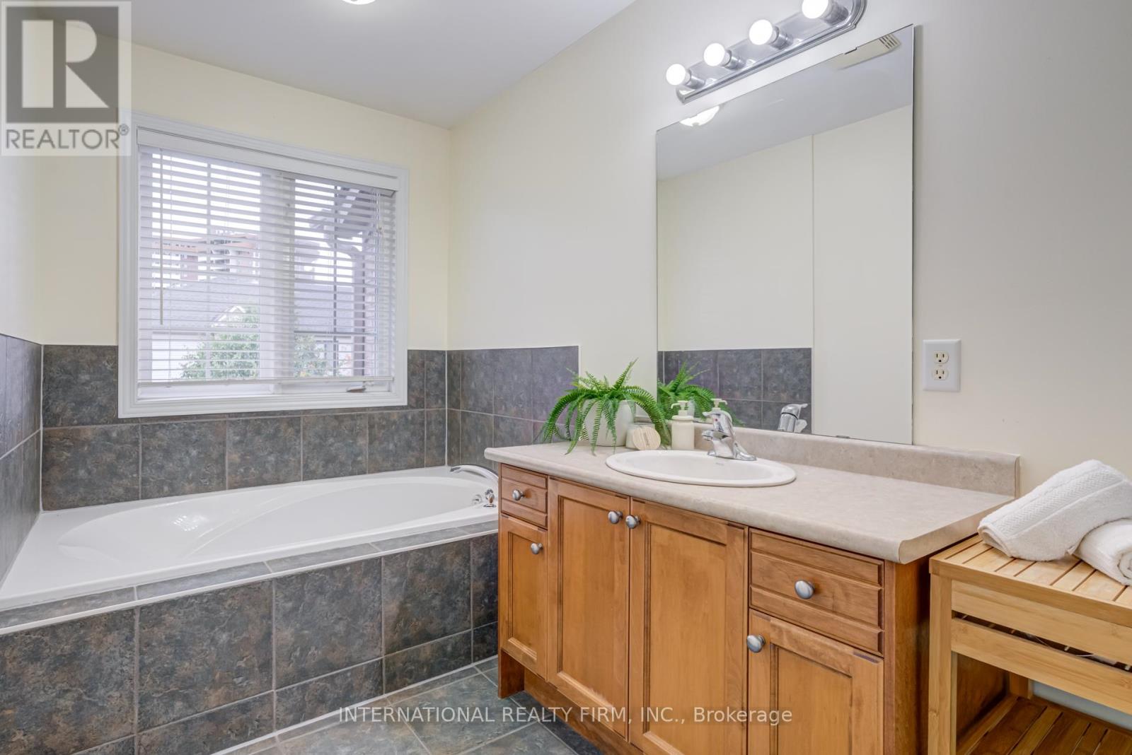 Single Family House for Sale in    SOUTHSIDE PLACE Hamilton (Mountview) 