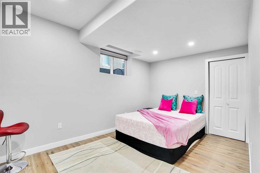 Single Family House for Sale in  Royal Ridge Manor NW Royal Oak Calgary 