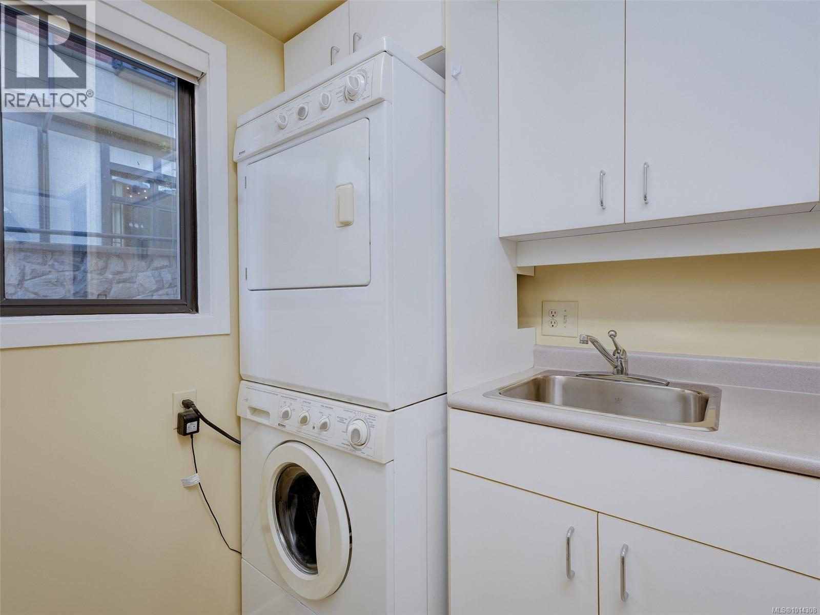 200 2747 Satellite Street, Oak Bay
