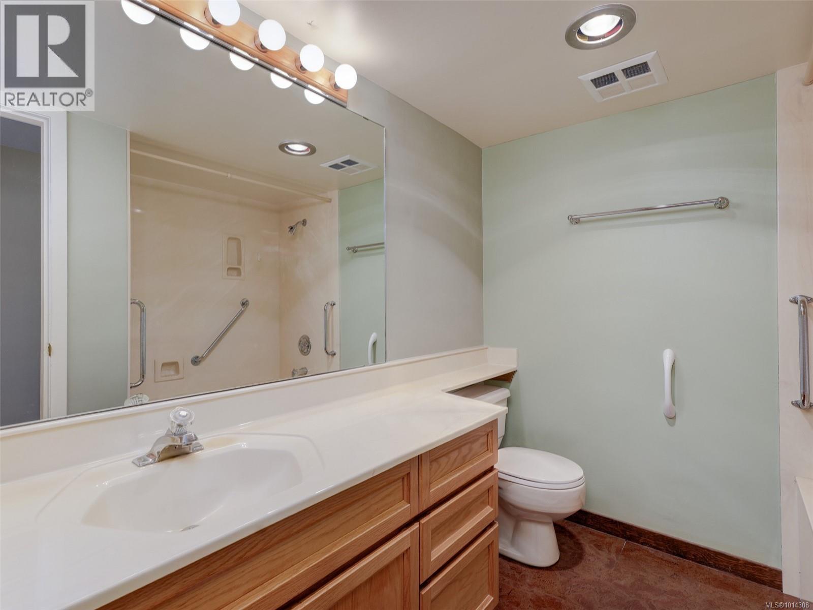 200 2747 Satellite Street, Oak Bay