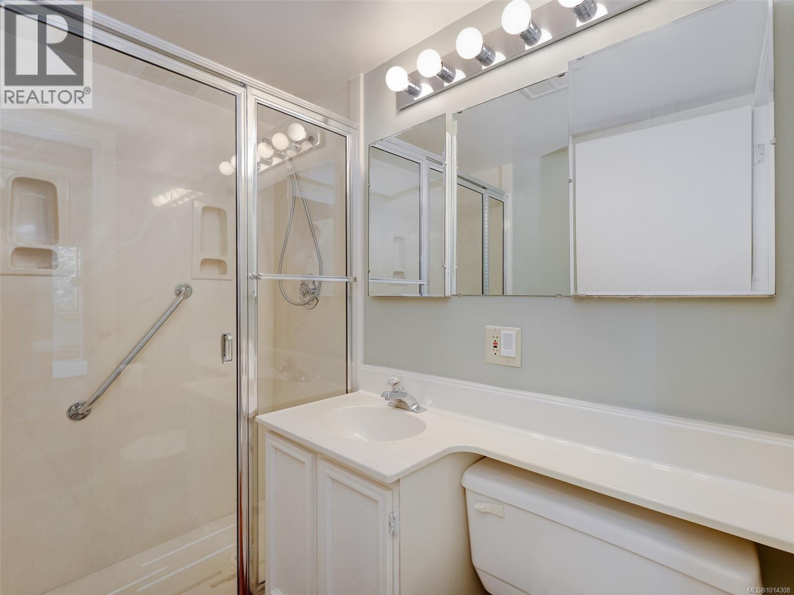 200 2747 Satellite Street, Oak Bay