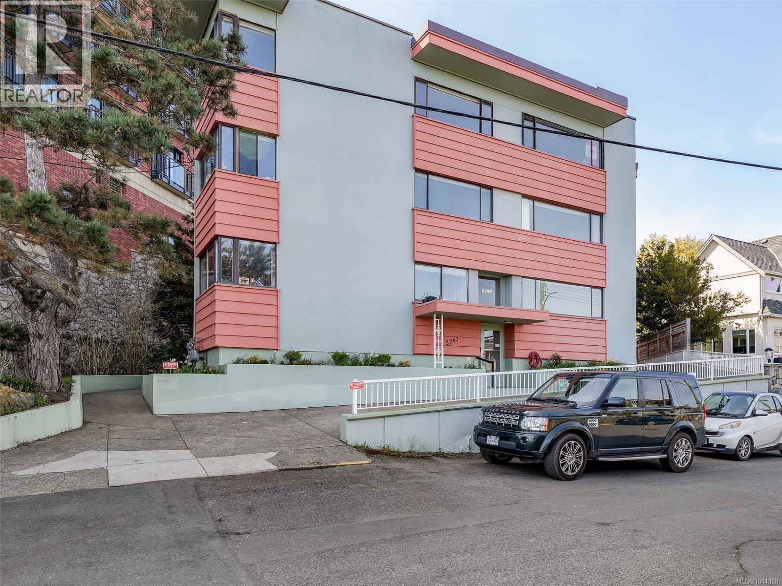 200 2747 Satellite Street, Oak Bay
