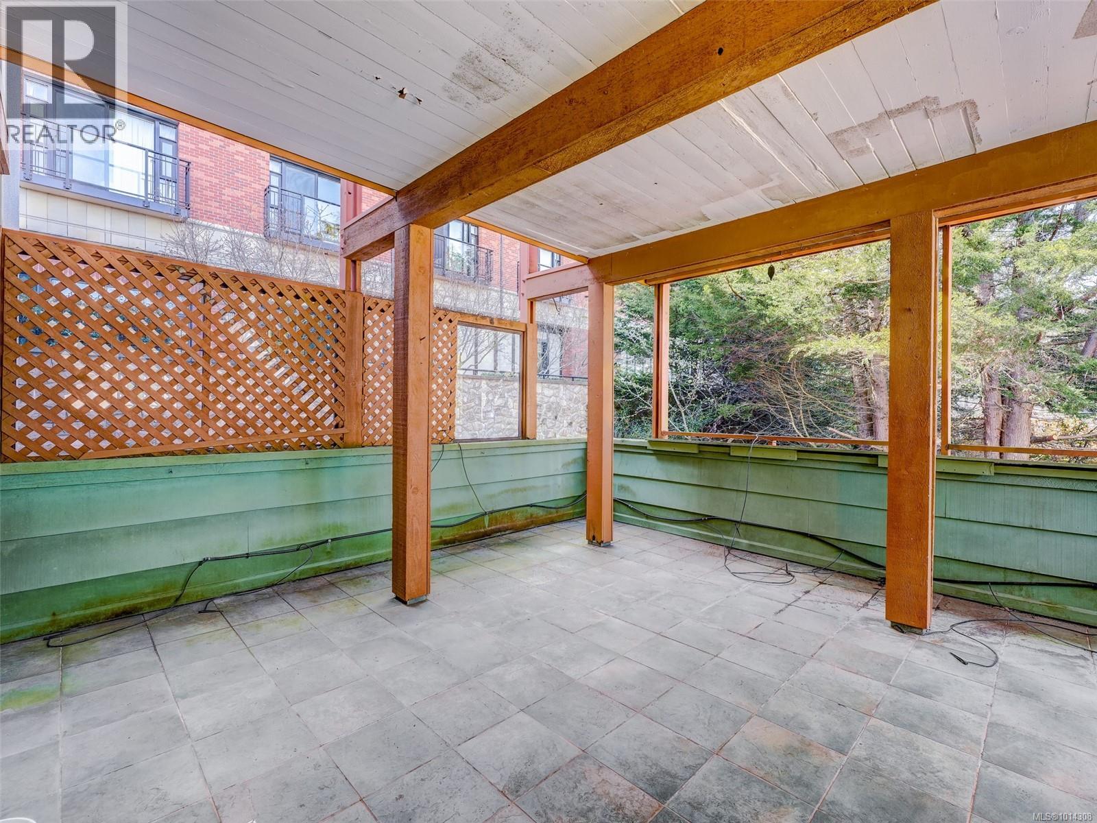 200 2747 Satellite Street, Oak Bay