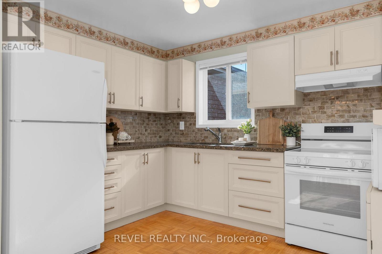 Single Family House Bungalow for Sale in  CUNDLES ROAD W Barrie (Northwest) 