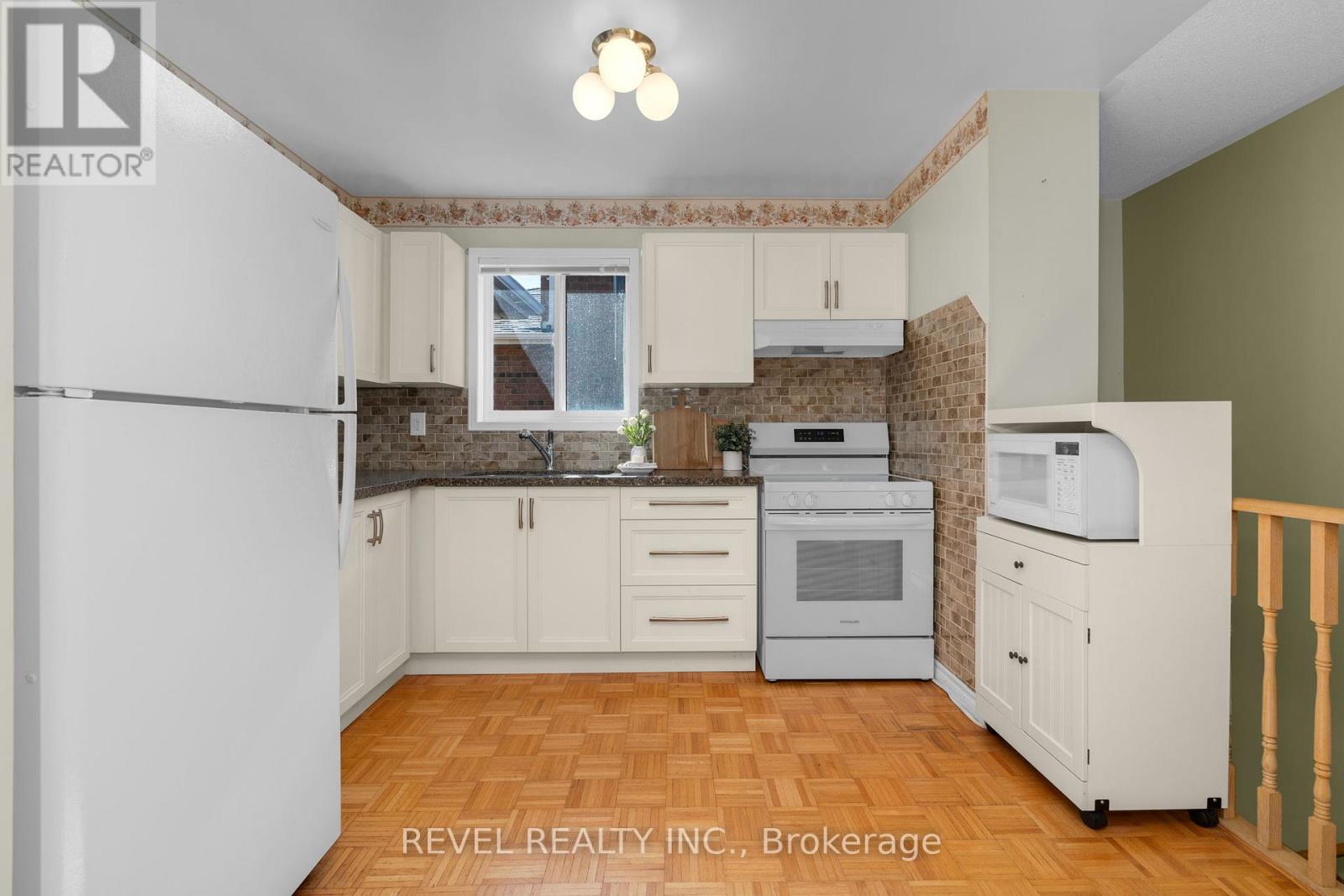 Single Family House Bungalow for Sale in  CUNDLES ROAD W Barrie (Northwest) 