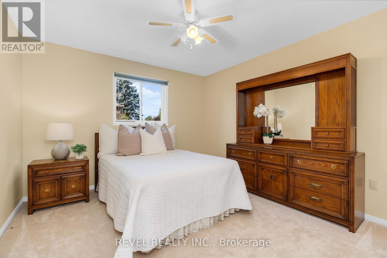 Single Family House Bungalow for Sale in  CUNDLES ROAD W Barrie (Northwest) 