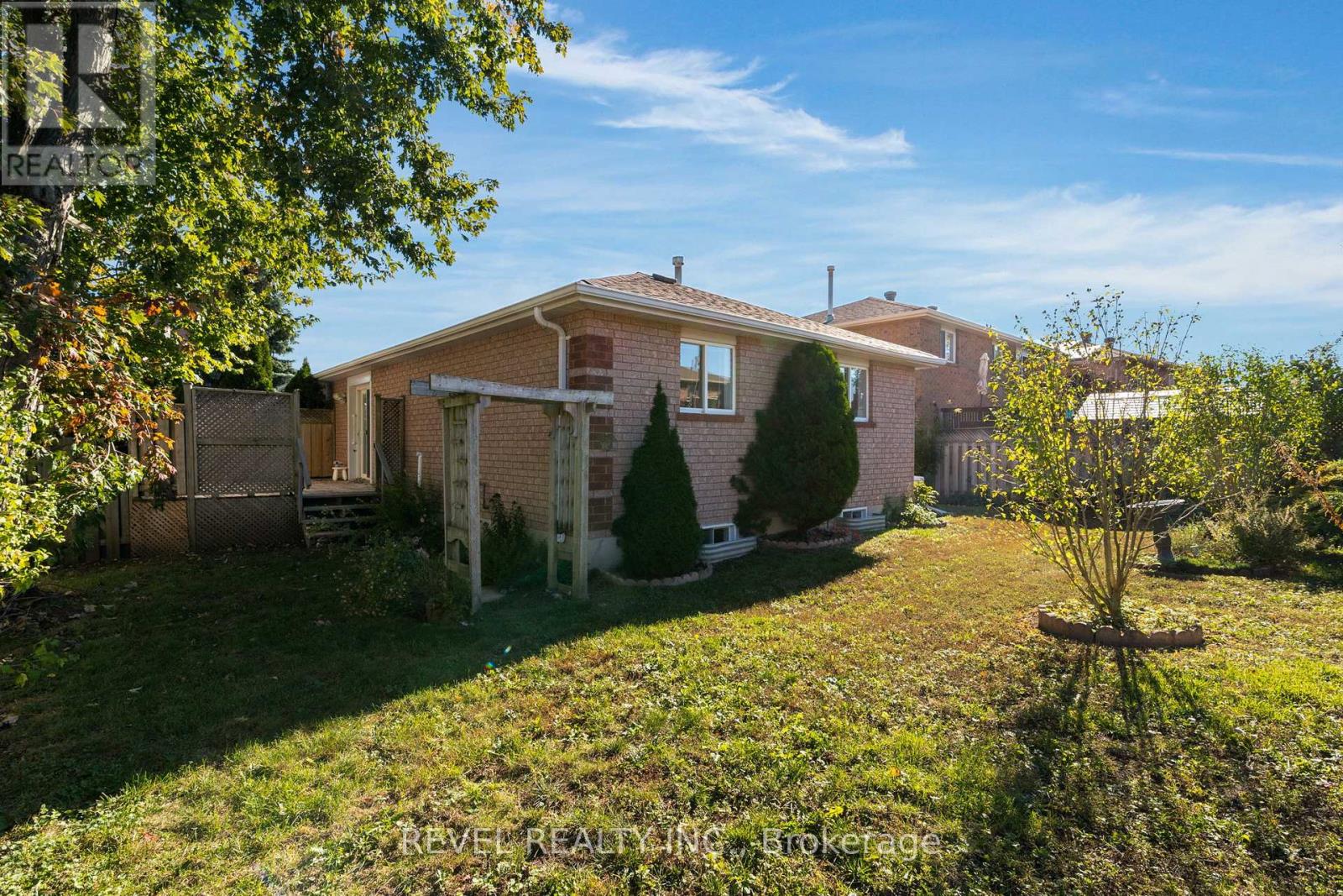 Single Family House Bungalow for Sale in  CUNDLES ROAD W Barrie (Northwest) 