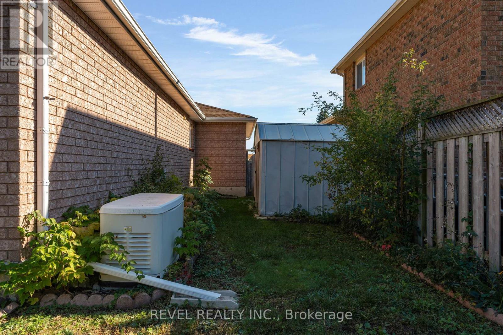 Single Family House Bungalow for Sale in  CUNDLES ROAD W Barrie (Northwest) 