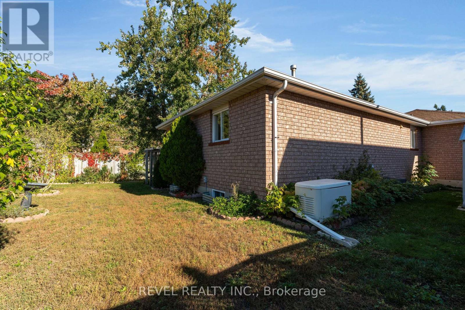 Single Family House Bungalow for Sale in  CUNDLES ROAD W Barrie (Northwest) 