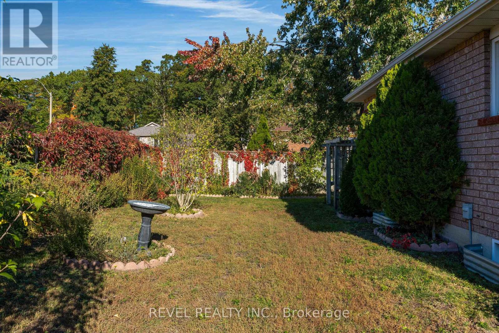 Single Family House Bungalow for Sale in  CUNDLES ROAD W Barrie (Northwest) 