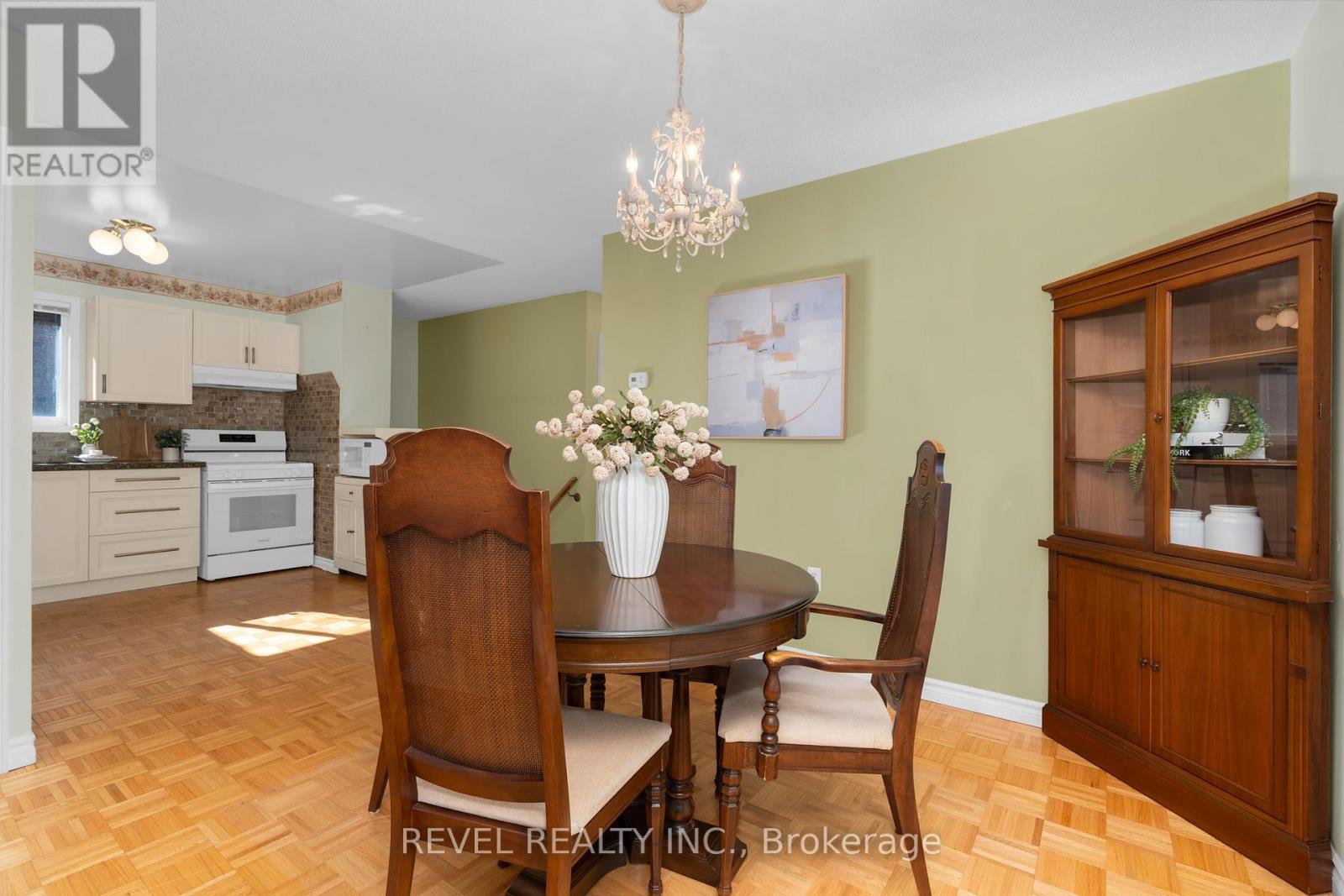 Single Family House Bungalow for Sale in  CUNDLES ROAD W Barrie (Northwest) 