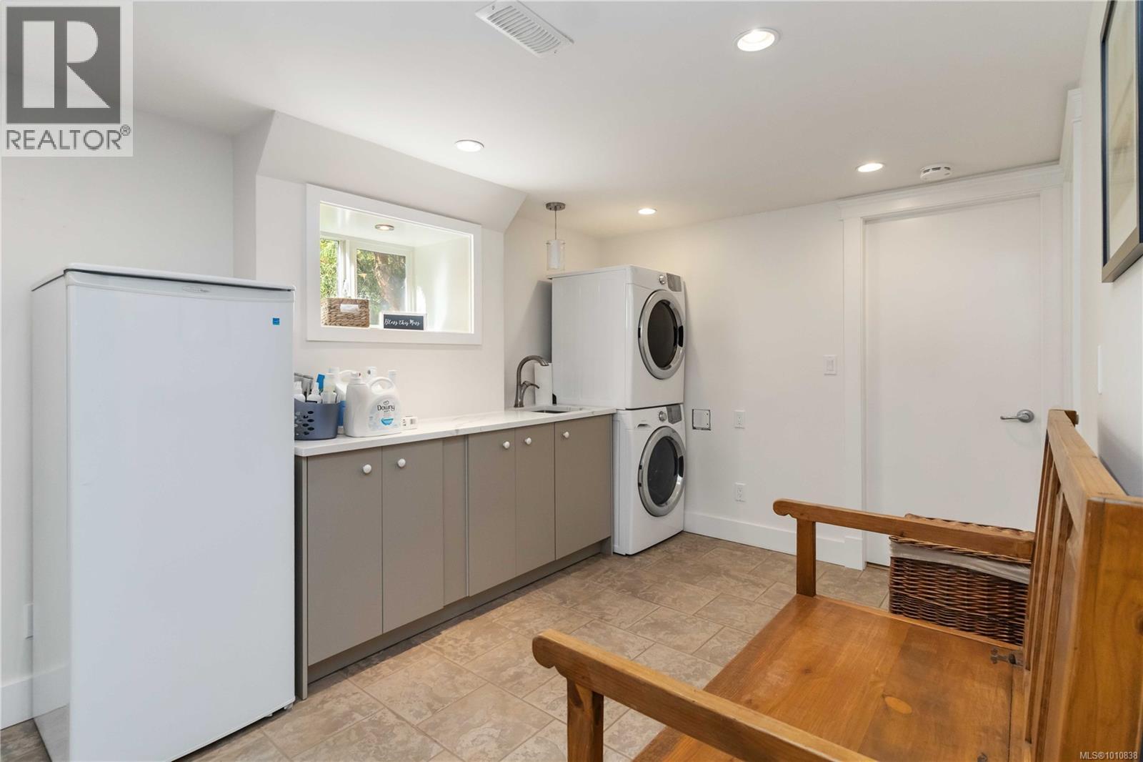  3854 Ascot Drive, Saanich
