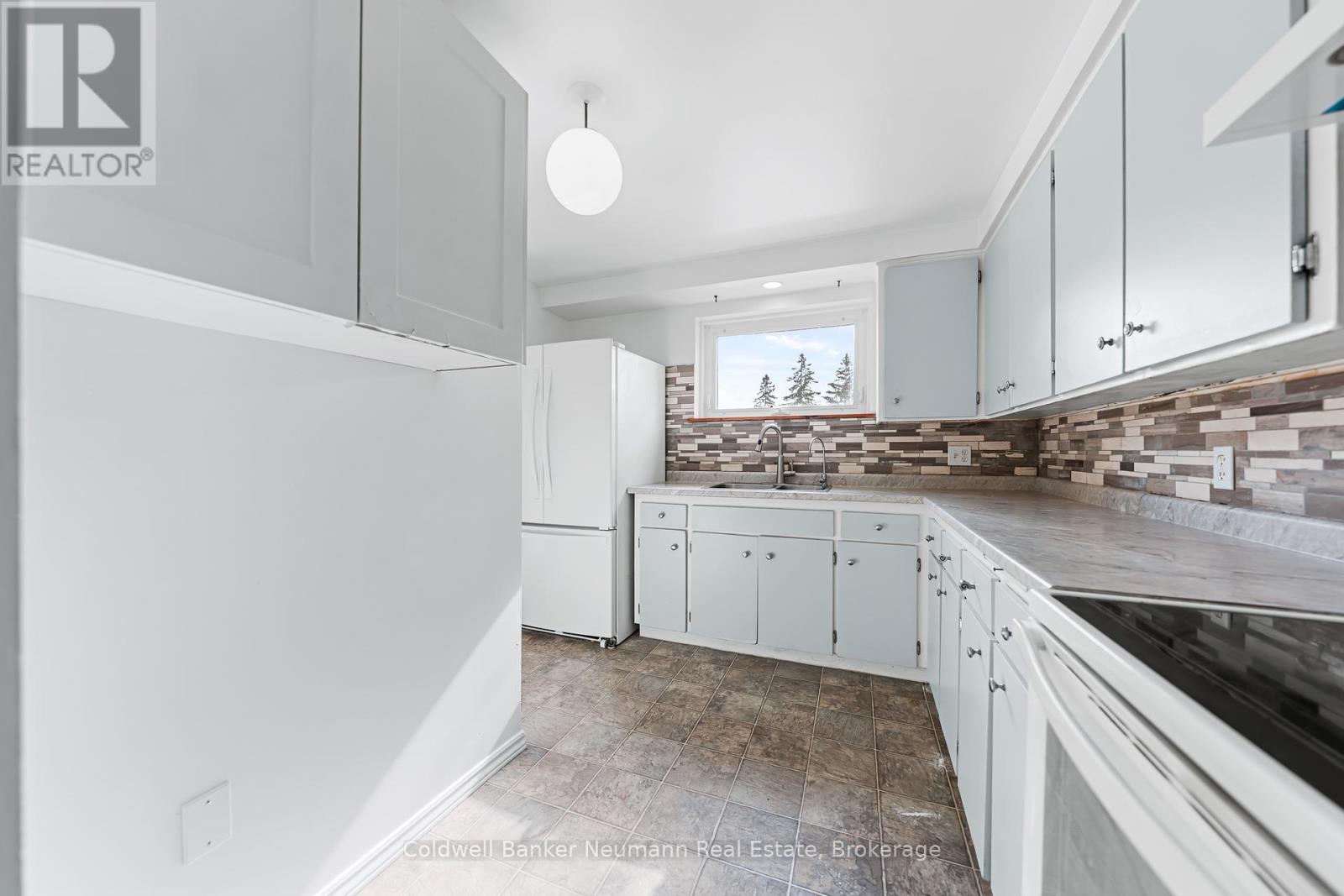 #19 539 WILLOW ROAD - 10