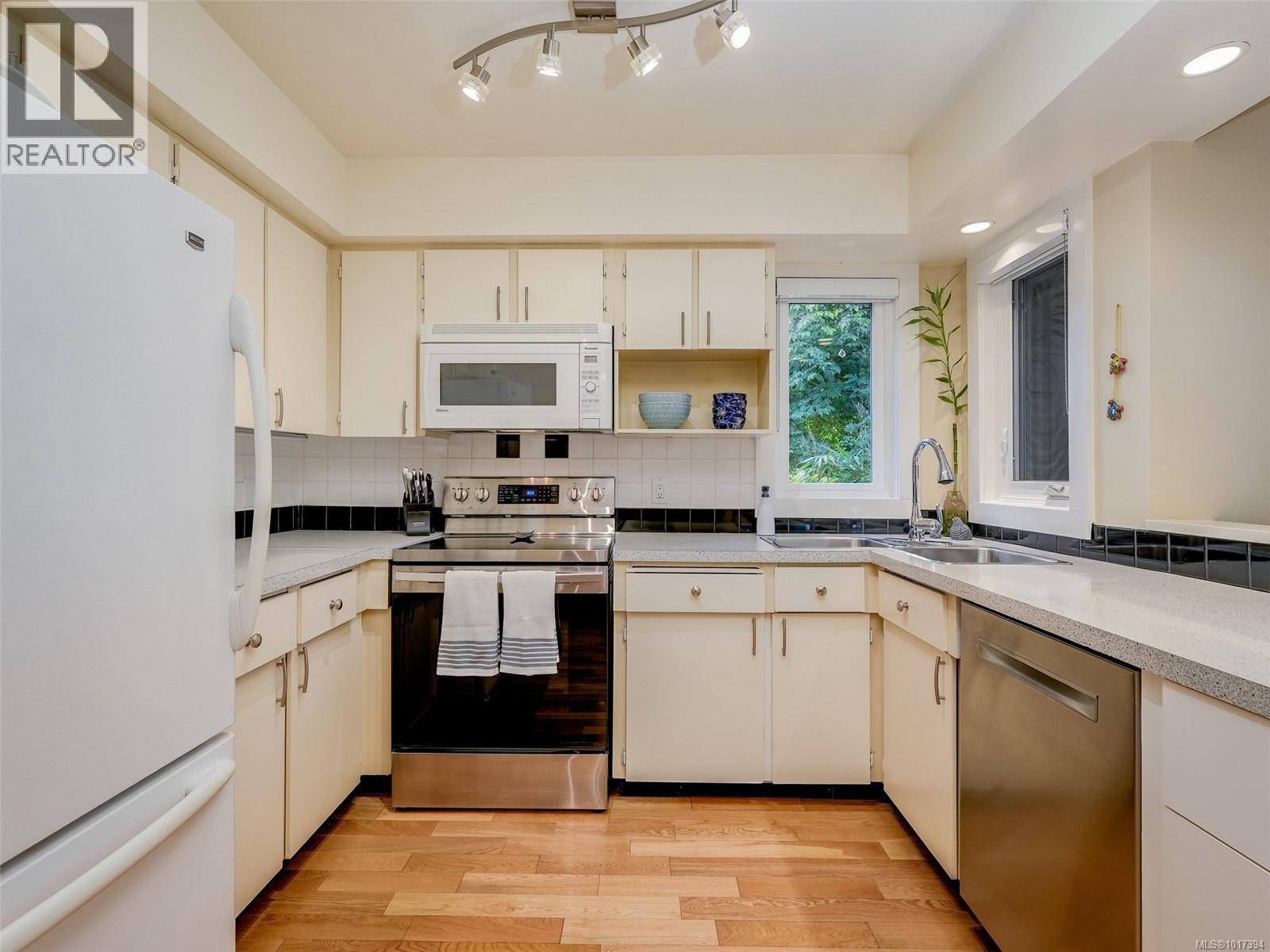  22 Falstaff Place, View Royal