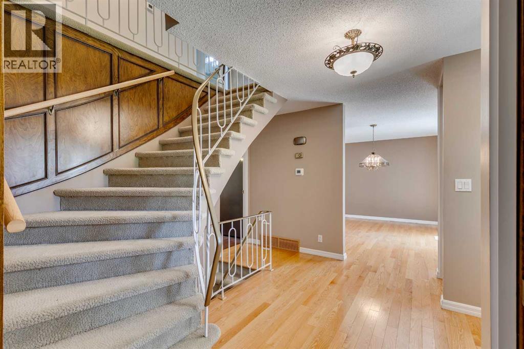 Single Family House for Sale in  Varsity Estates Road NW Varsity Calgary 