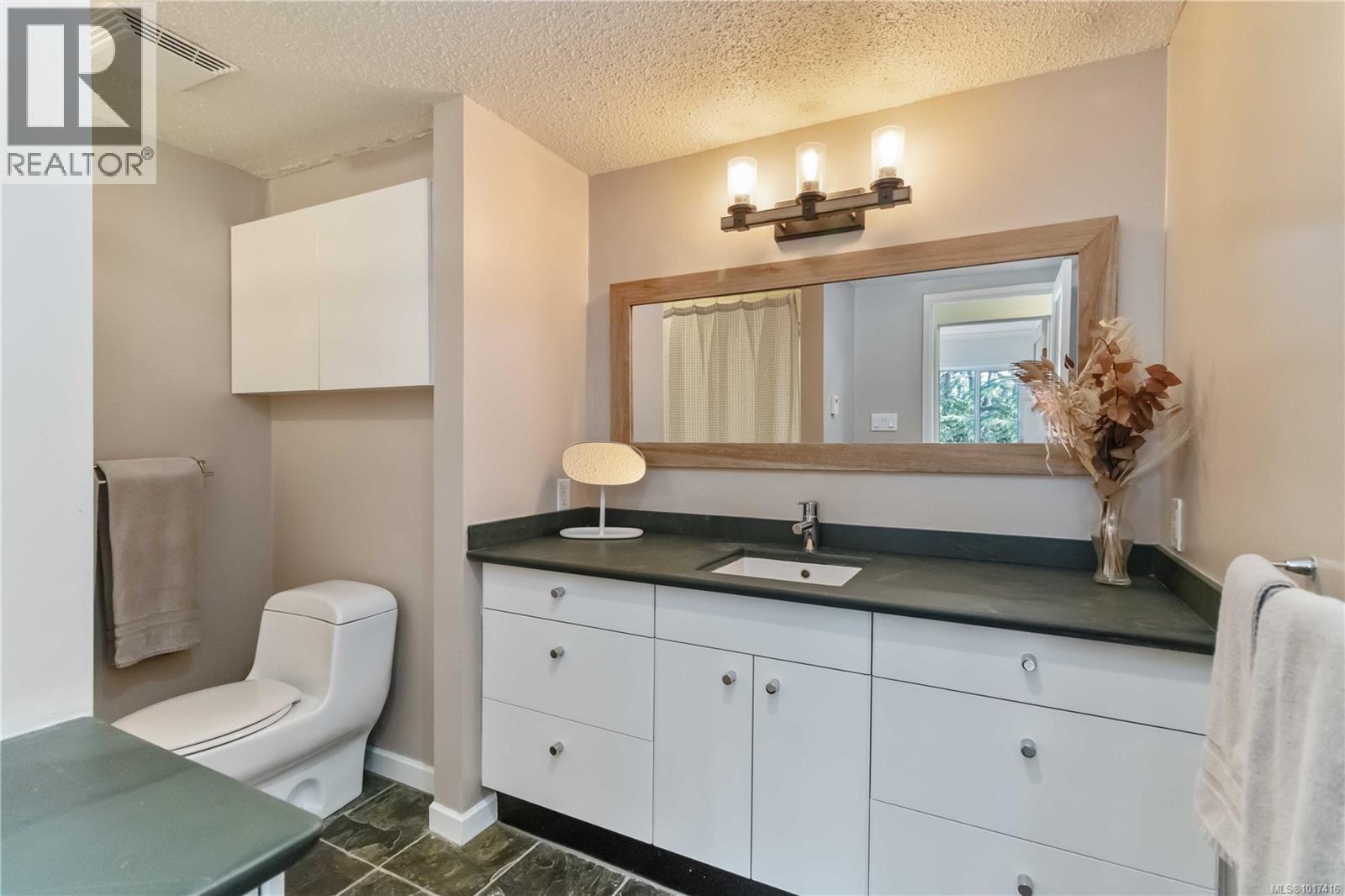 410 1433 Faircliff Lane, Victoria