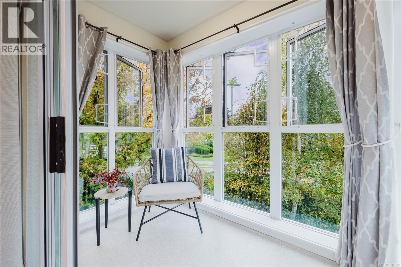 305 1521 Church Avenue, Saanich