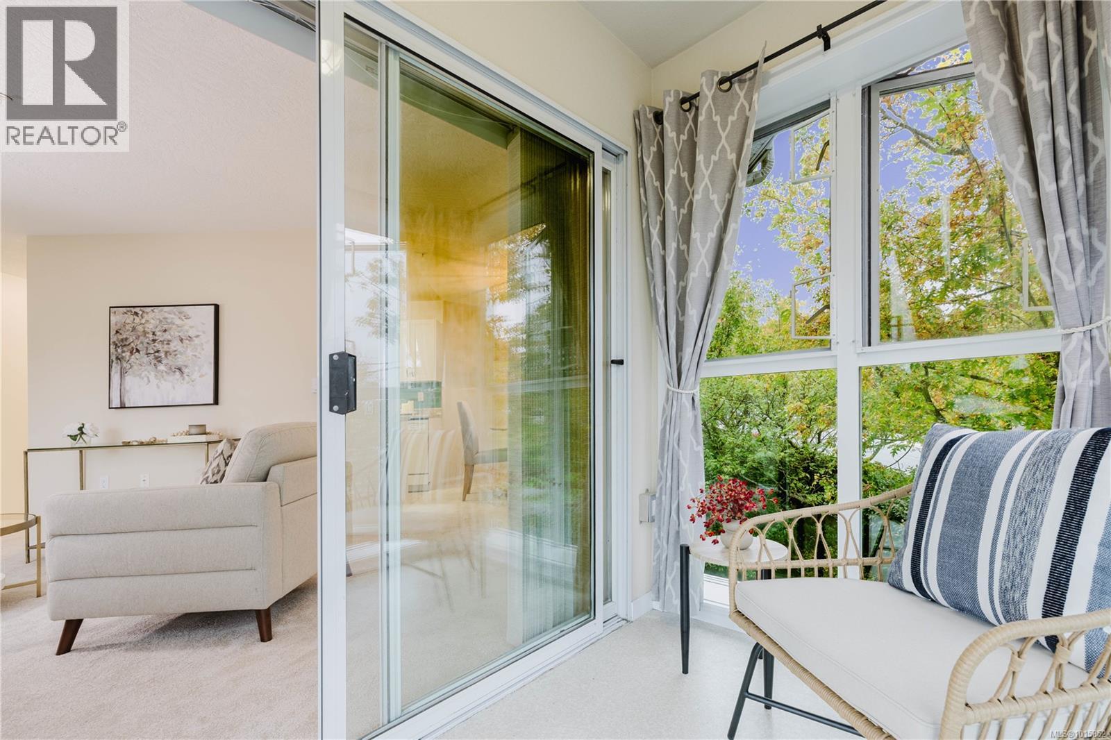 305 1521 Church Avenue, Saanich
