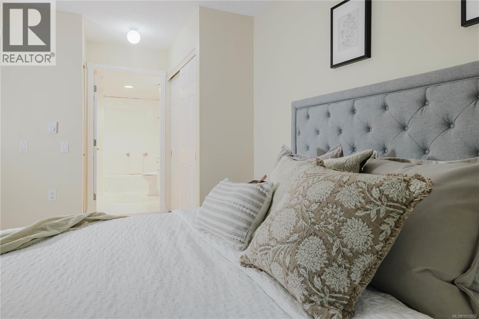 305 1521 Church Avenue, Saanich