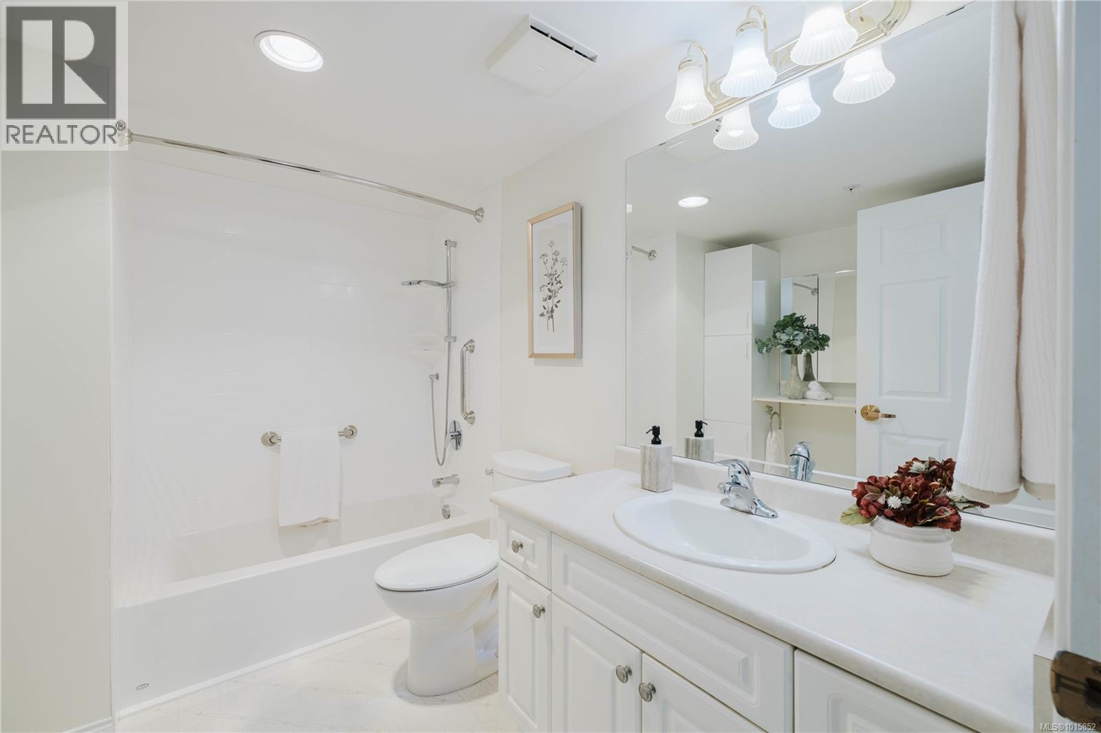305 1521 Church Avenue, Saanich
