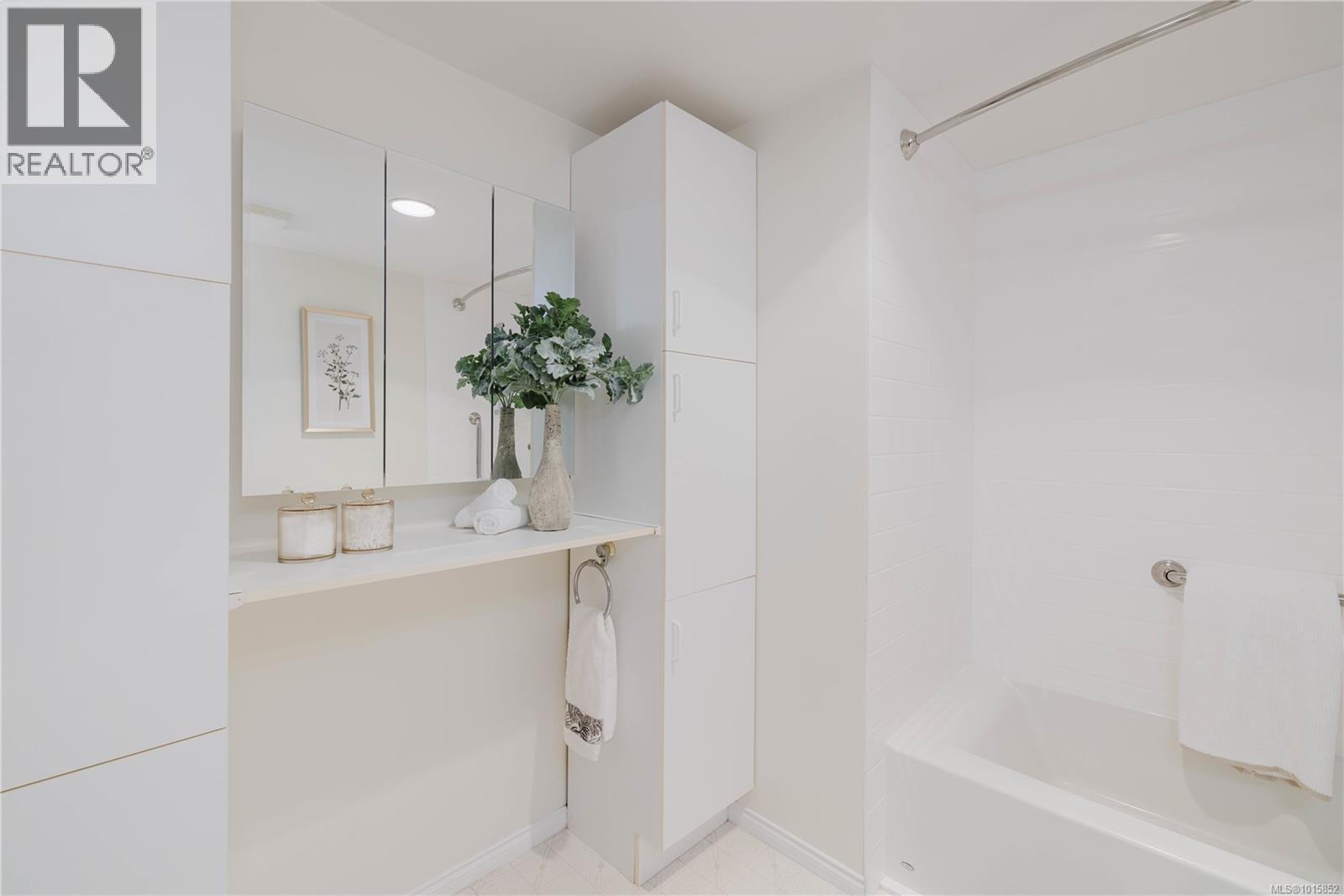 305 1521 Church Avenue, Saanich