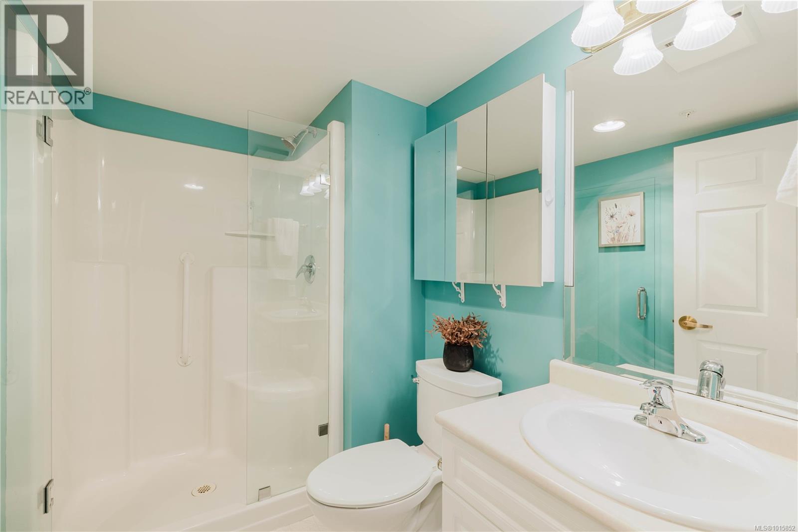 305 1521 Church Avenue, Saanich