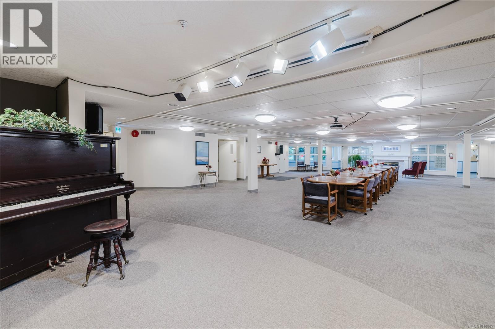 305 1521 Church Avenue, Saanich