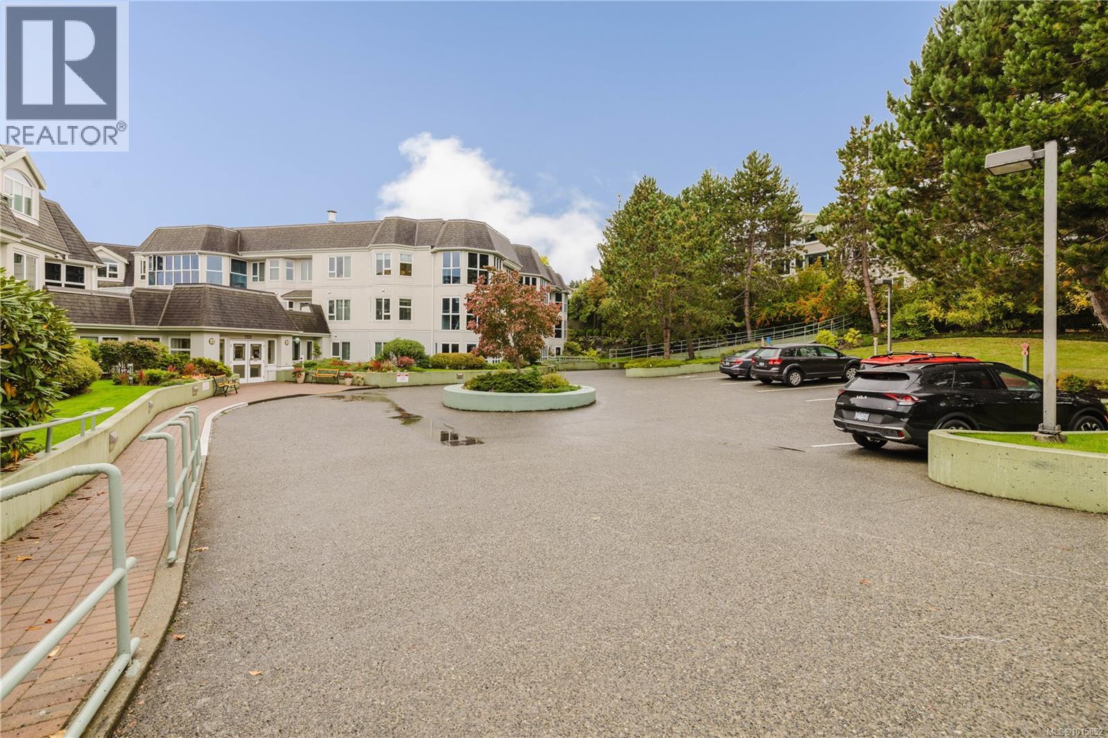 305 1521 Church Avenue, Saanich