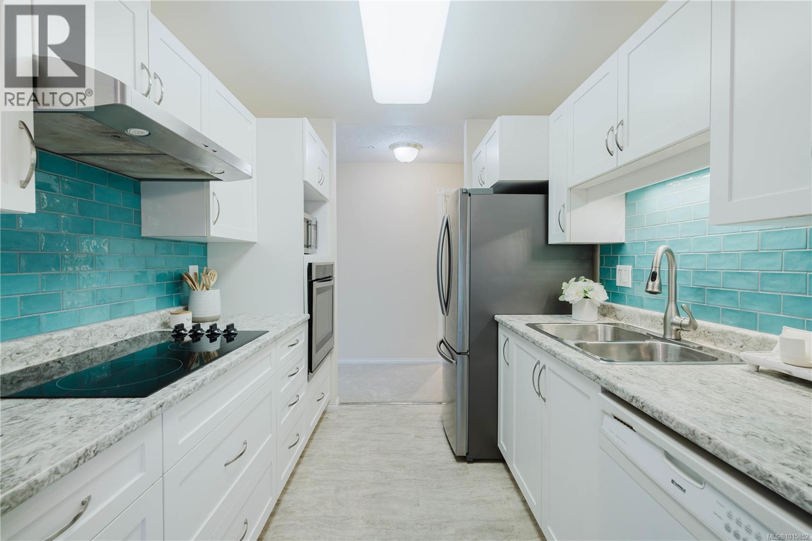 305 1521 Church Avenue, Saanich