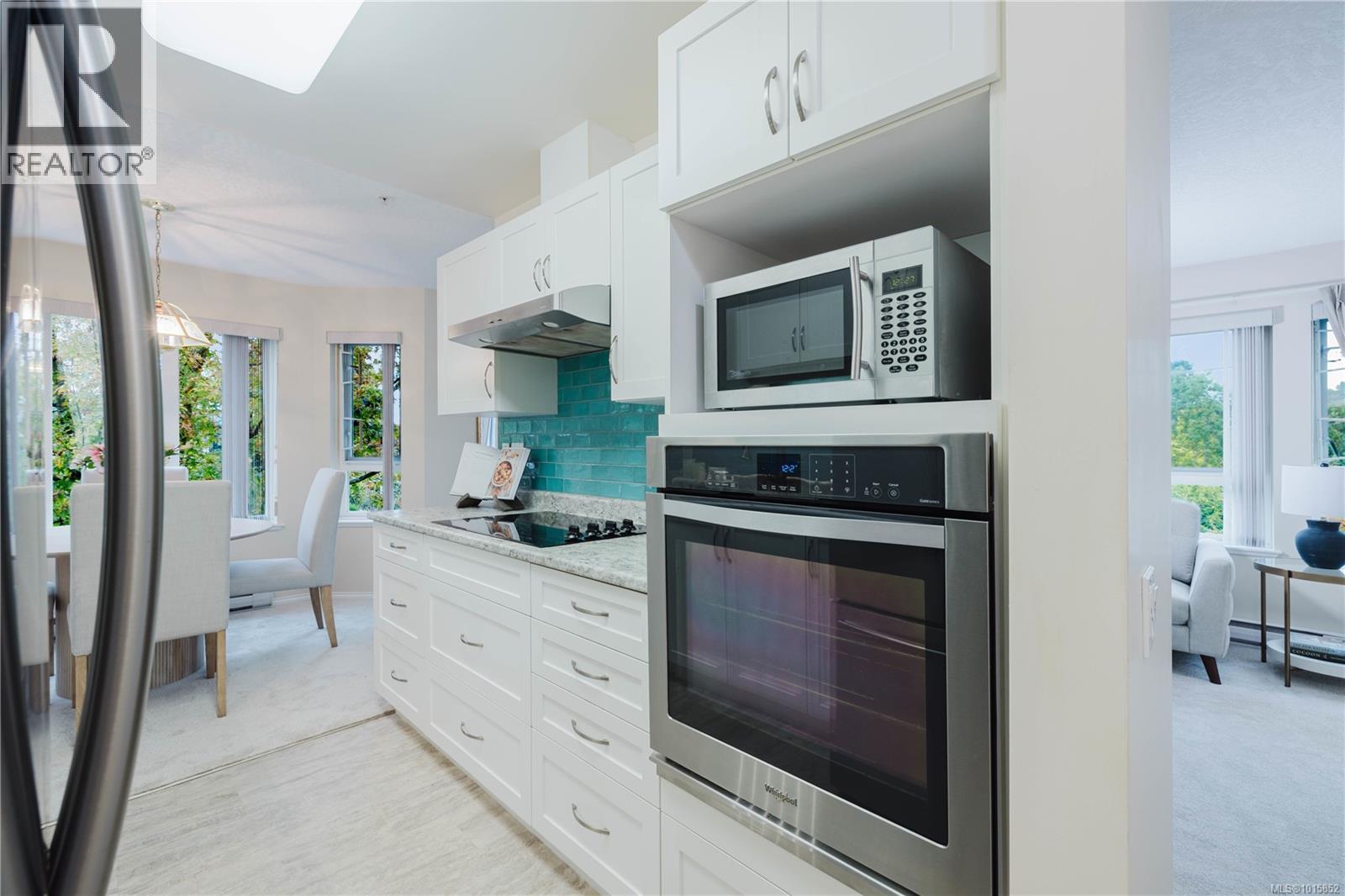 305 1521 Church Avenue, Saanich