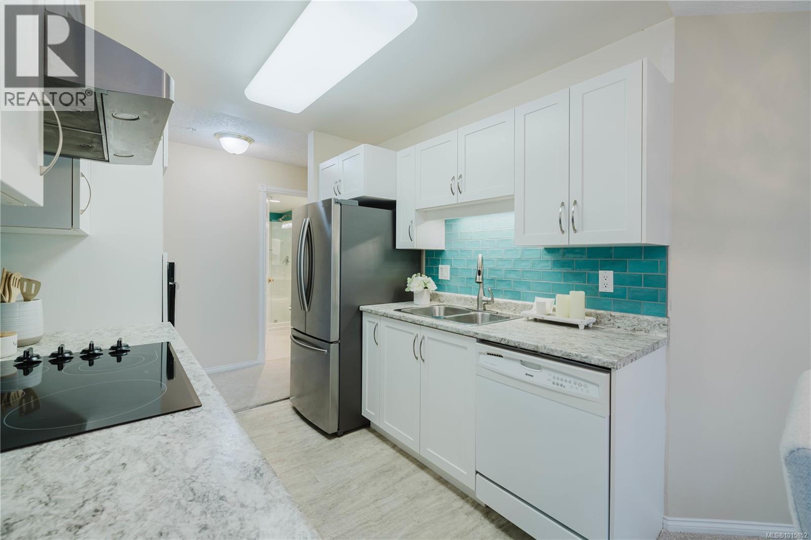 305 1521 Church Avenue, Saanich