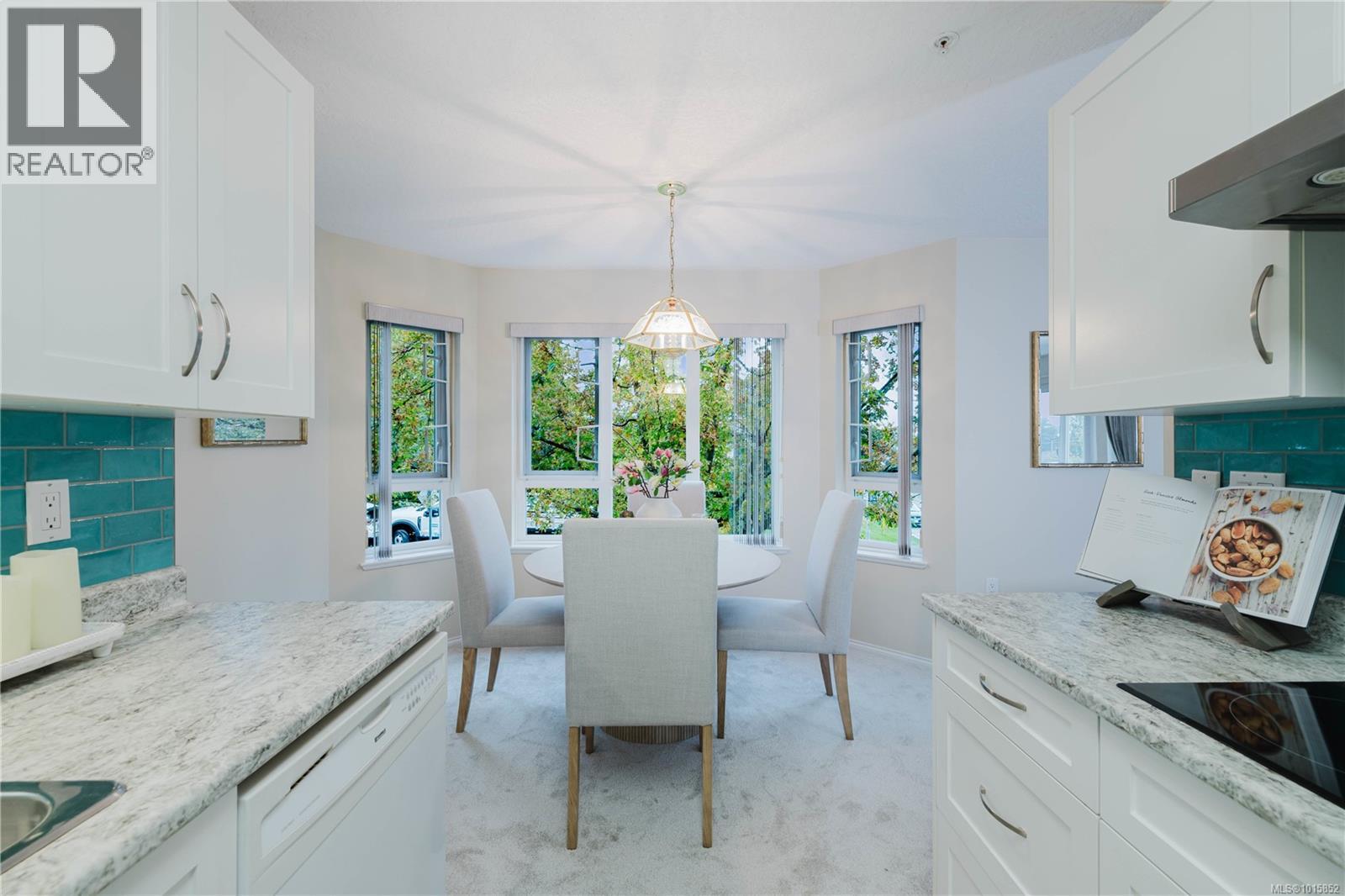 305 1521 Church Avenue, Saanich
