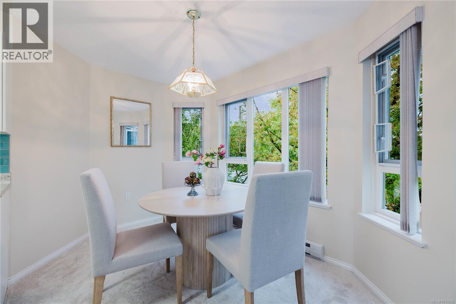 305 1521 Church Avenue, Saanich