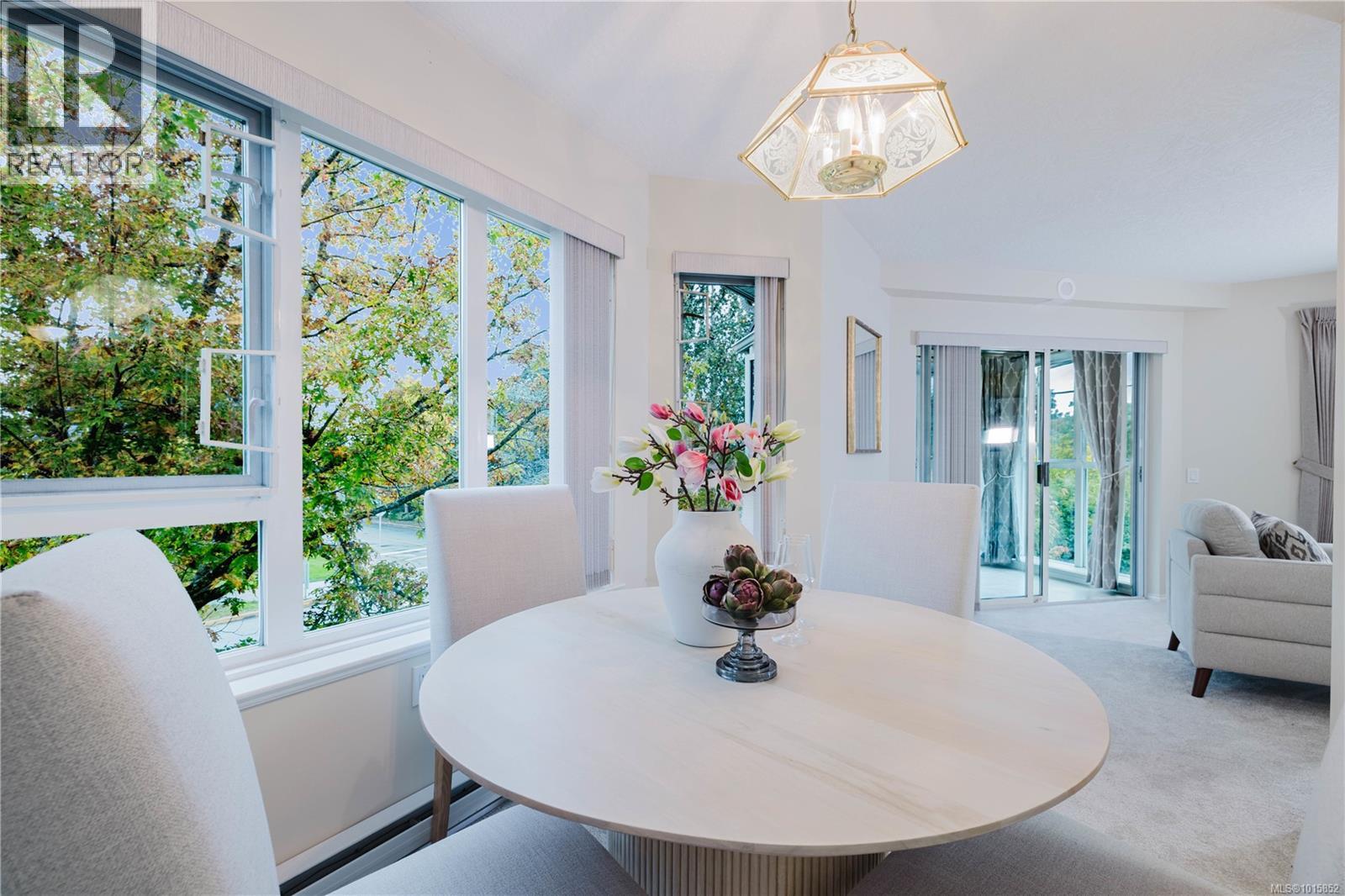 305 1521 Church Avenue, Saanich