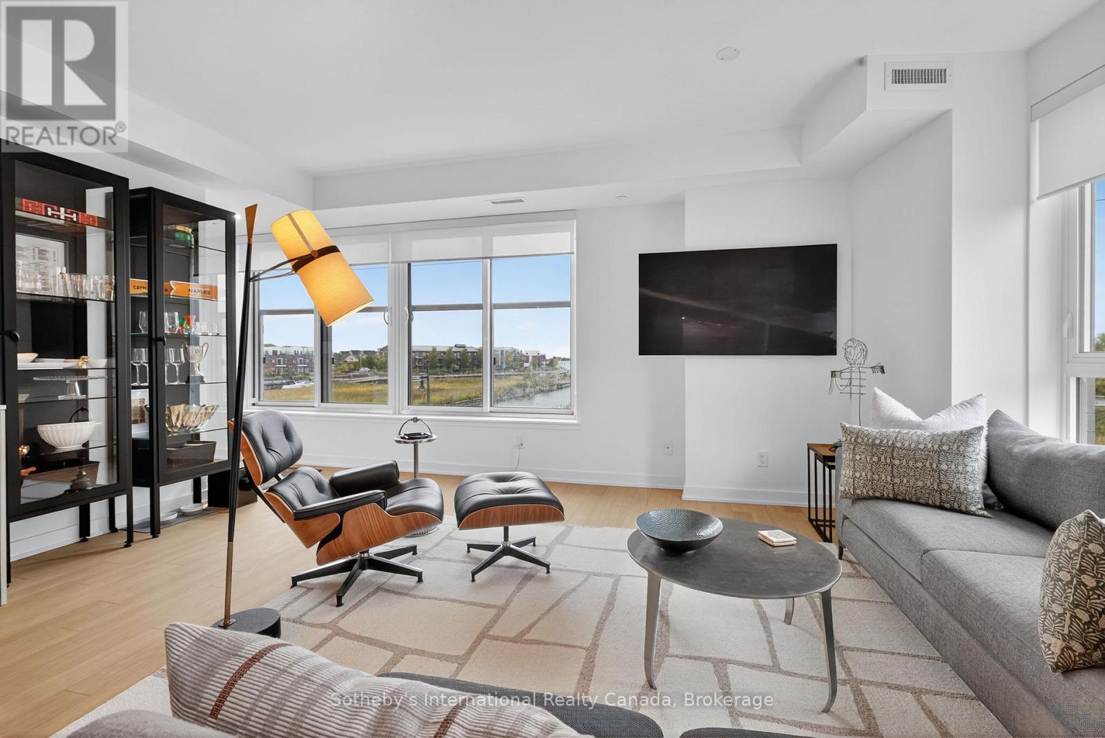 #224 31 HURON STREET - 18