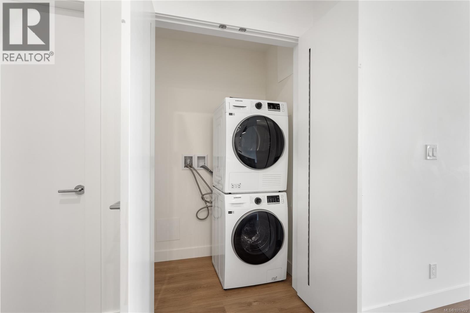 402 757 Tyee Road, Victoria