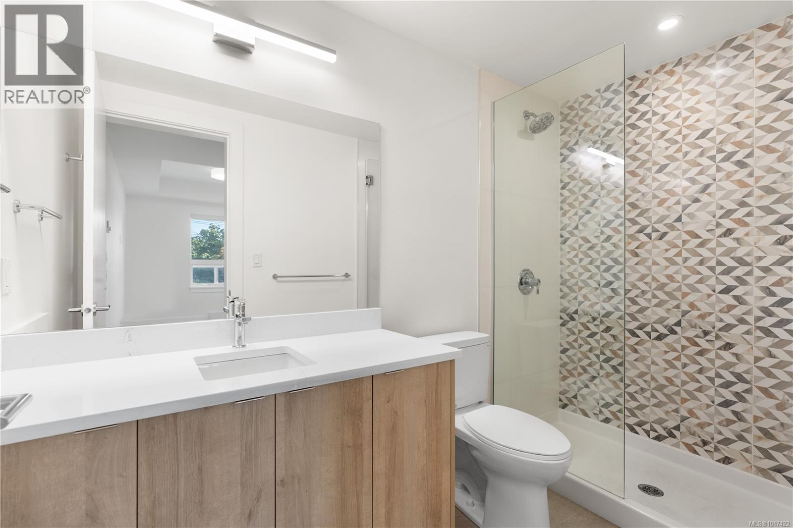 402 757 Tyee Road, Victoria