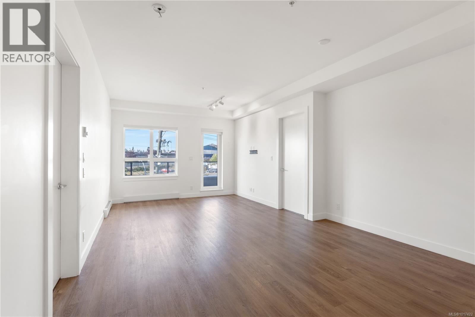 402 757 Tyee Road, Victoria