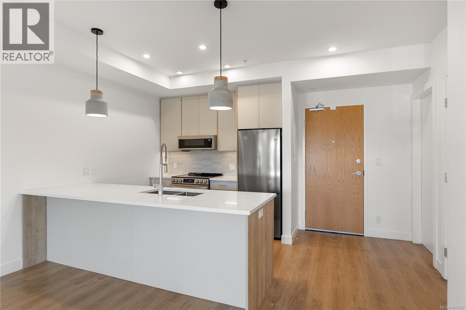 402 757 Tyee Road, Victoria