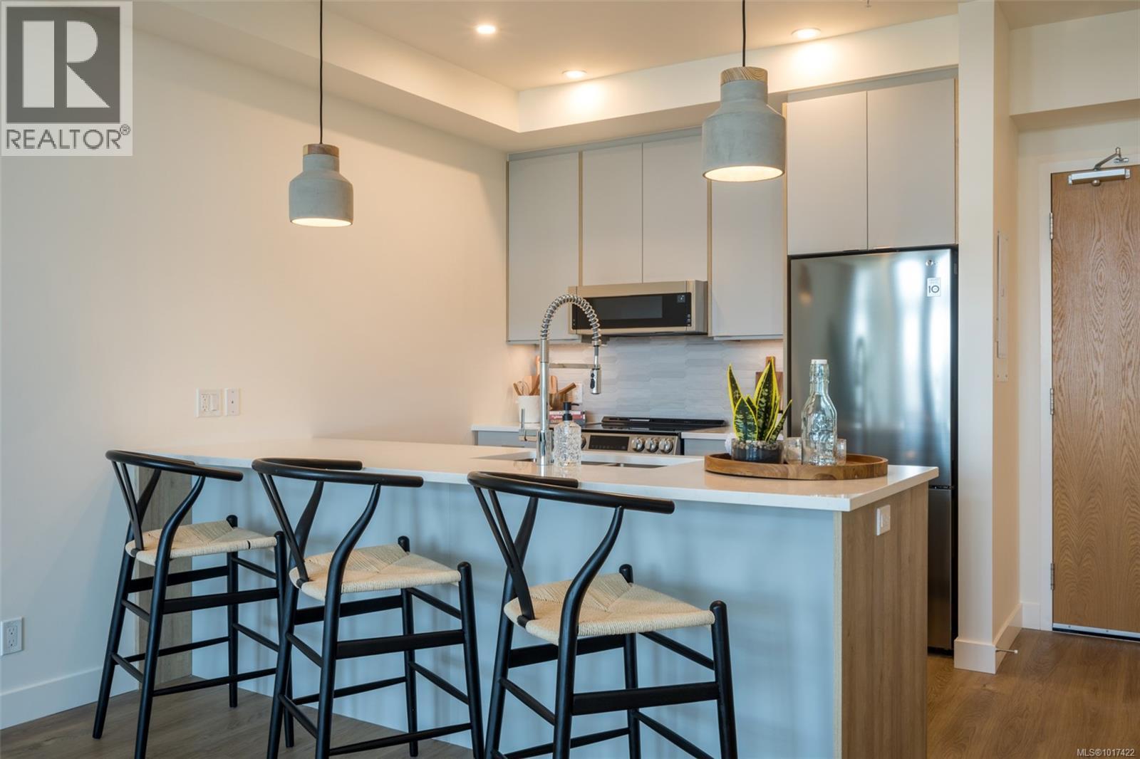 402 757 Tyee Road, Victoria