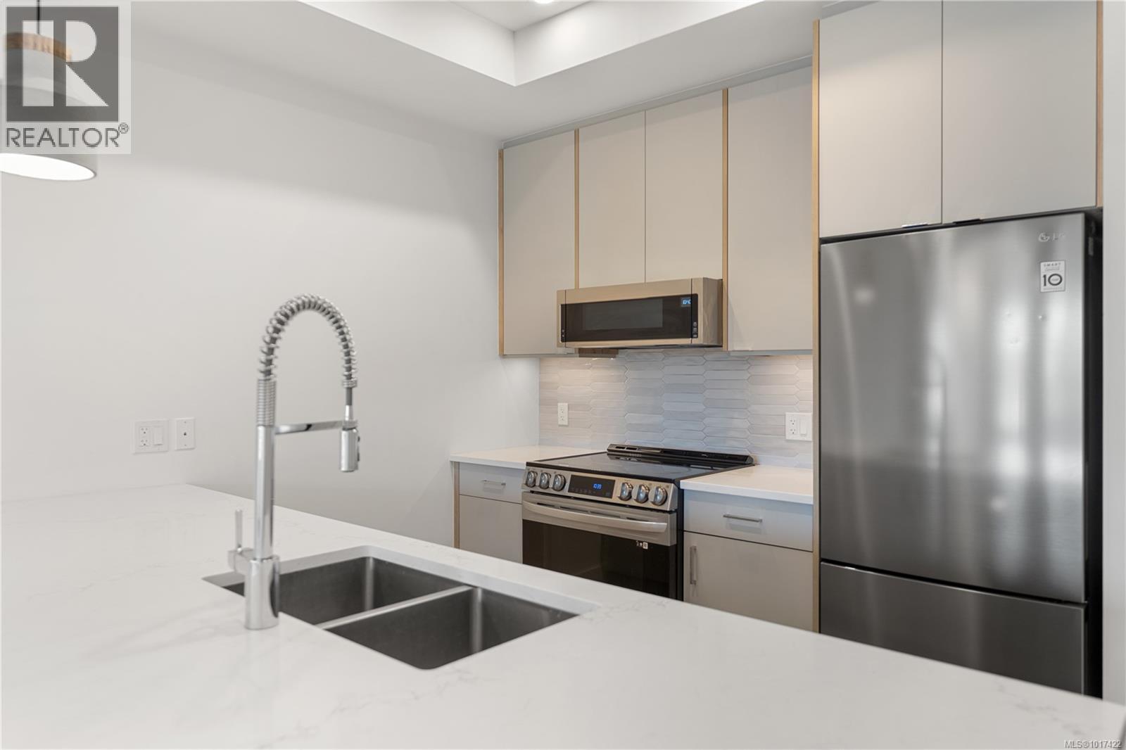 402 757 Tyee Road, Victoria