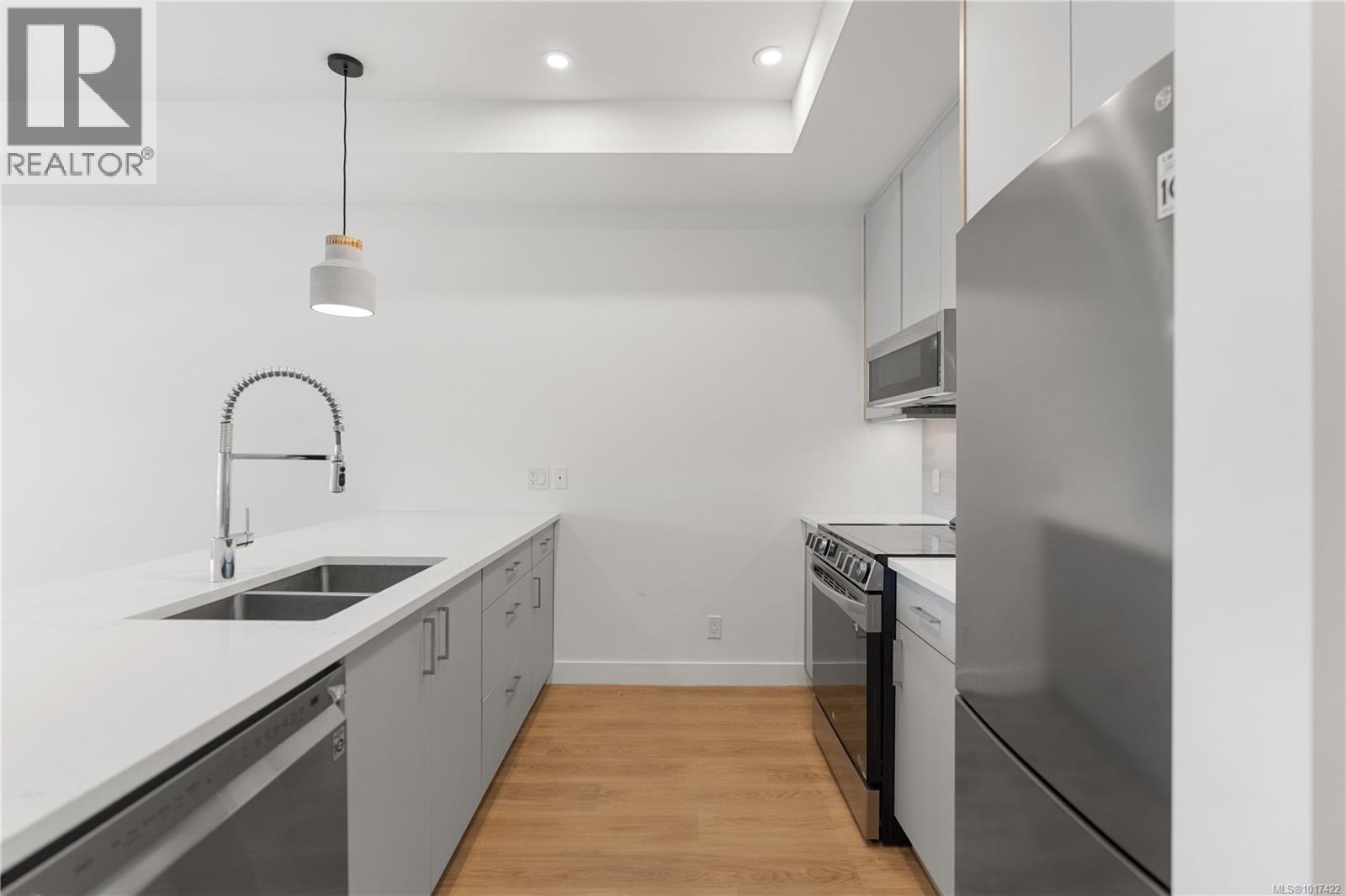 402 757 Tyee Road, Victoria