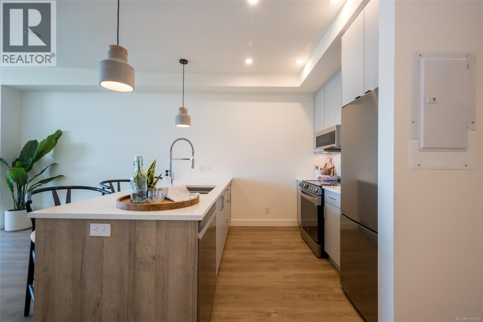 402 757 Tyee Road, Victoria