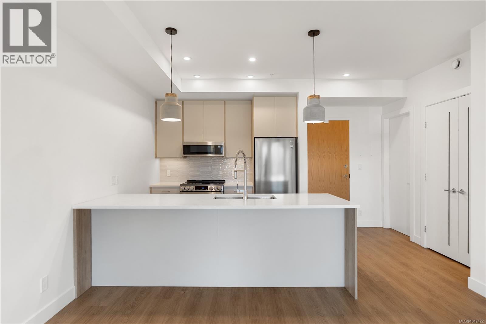 402 757 Tyee Road, Victoria