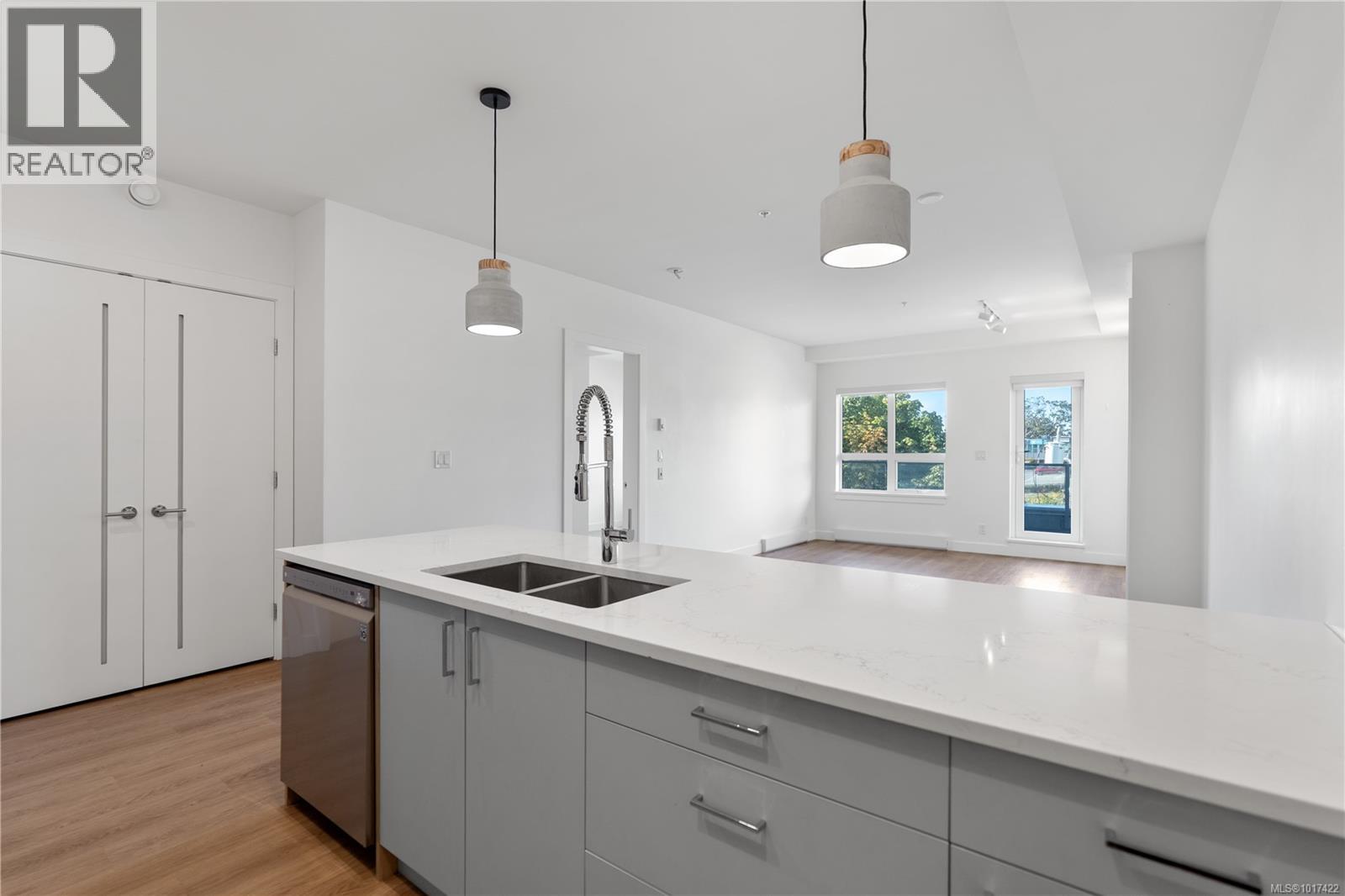 402 757 Tyee Road, Victoria