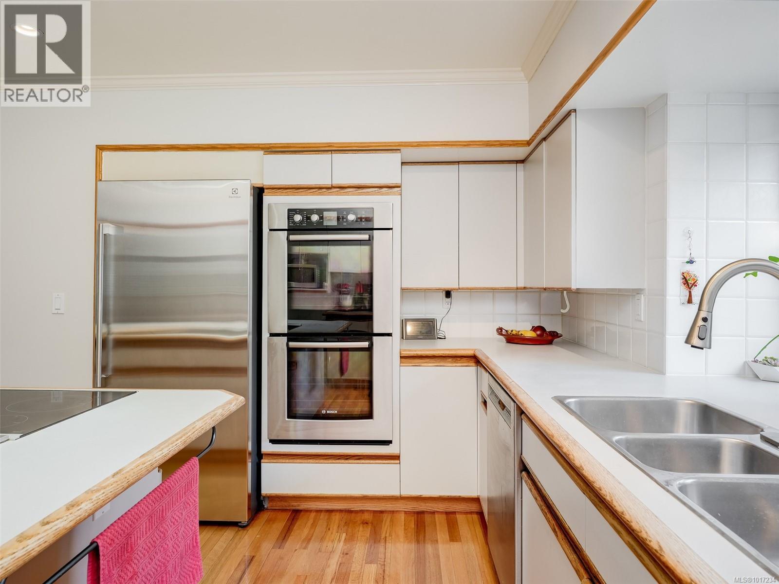  3914 Gibson Court, Saanich