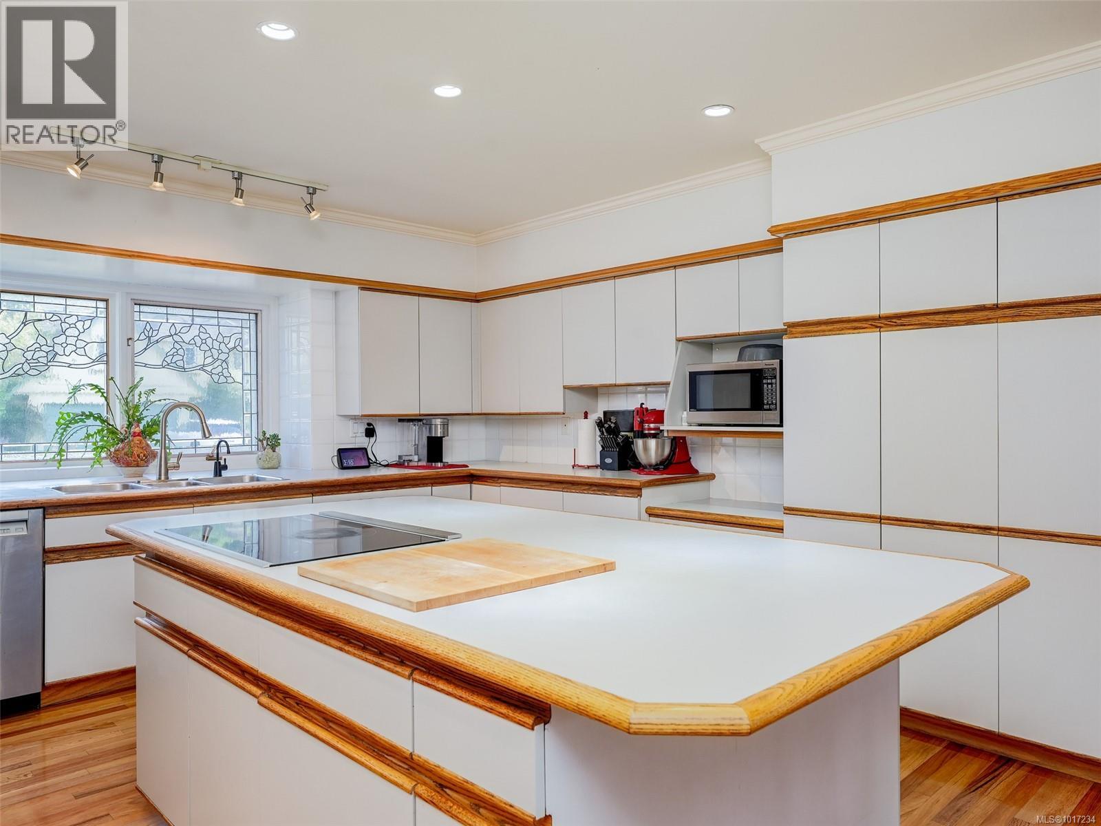  3914 Gibson Court, Saanich