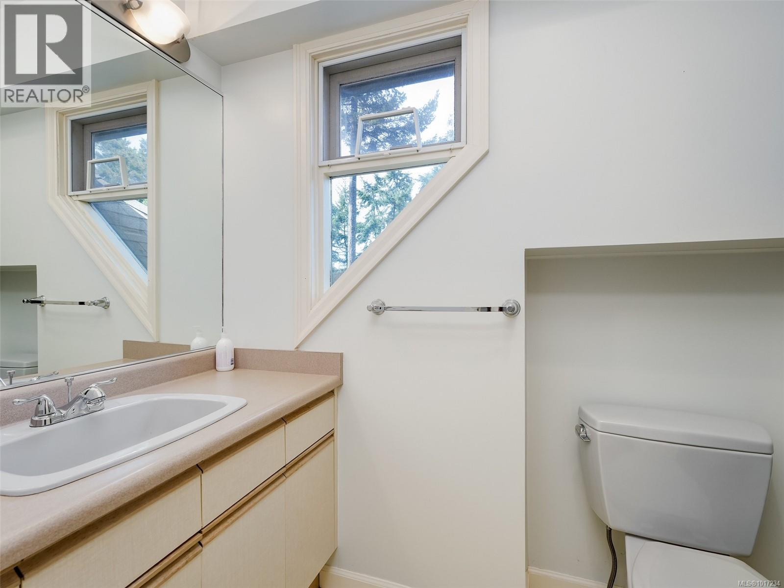  3914 Gibson Court, Saanich