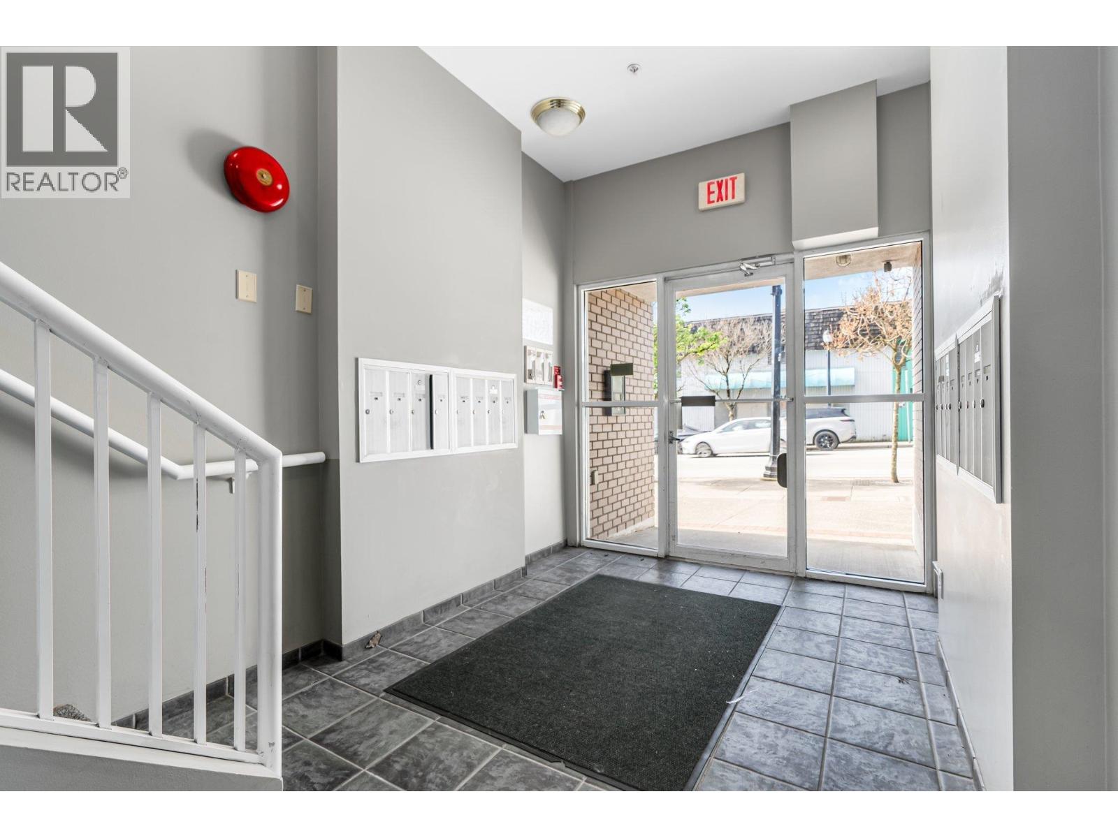 206 723 TWELFTH STREET, New Westminster