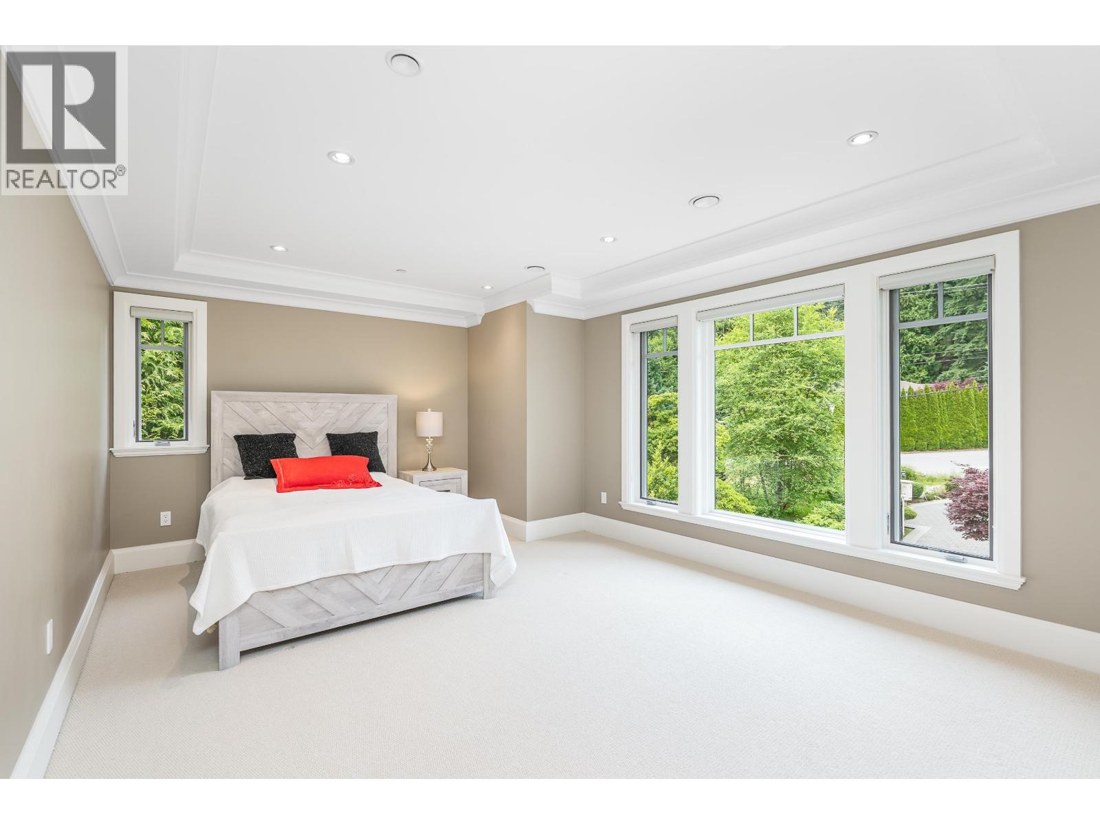 3918 SOUTHRIDGE AVENUE, West Vancouver